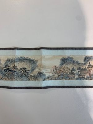 In the manner of Pu Xinyu 溥心畬 (1896-1963): 'Temple in the mountains', ink and colour on paper, with a hongmu wooden box — 照片 7