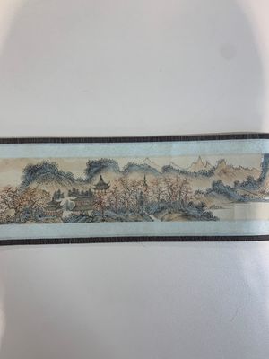 In the manner of Pu Xinyu 溥心畬 (1896-1963): 'Temple in the mountains', ink and colour on paper, with a hongmu wooden box — 照片 8