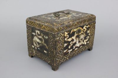 Indo-Portugese of Japanse koffer in parelmoer en lak, 19e eeuw