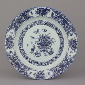 Indrukwekkende blauw en witte chinoiserieschotel, Rouen, laat 17e eeuw — foto 1