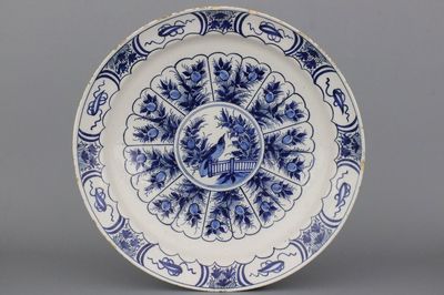 Indrukwekkende blauw en witte Delftse schotel, 18e eeuw