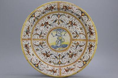 Indrukwekkende Italiaanse schaal met 'grotesken' en afbeelding van Prudentia, Deruta, ca. 1620