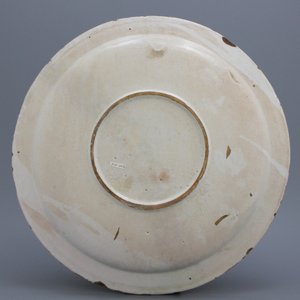 Indrukwekkende Italiaanse schaal met 'grotesken' en afbeelding van Prudentia, Deruta, ca. 1620 — foto 3