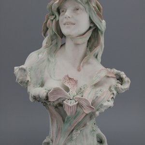 Indrukwekkende Royal Dux art nouveau garnituur, buste met 2 vazen, eind 19e-begin 20e eeuw — foto 2