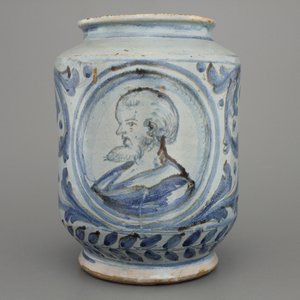 Italiaanse albarello met portret, blauwe fond, Caltagirone, 17e-18e eeuw — foto 1