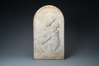 Italiaanse school, 19e eeuw, naar Desiderio da Settignano (1430-1464): een bas-reliëf in marmer met een Madonna met kind