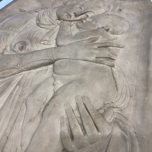Italiaanse school, 19e eeuw, naar Desiderio da Settignano (1430-1464): een bas-reliëf in marmer met een Madonna met kind — foto 6