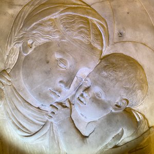 Italian school, 19th C., after Desiderio da Settignano (1430-1464): a marble bas-relief with a Virgin with Child — 照片 9
