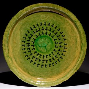 Jack Jefferys (1896-1961): Een grote schotel in gedecoreerde groene keramiek — foto 1