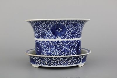 Jardinière avec support en porcelaine de Chine, bleu et blanc, dynastie King