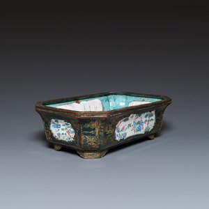 Jardinière en émaux de Canton à décor doré sur fond vert foncé et quatre plaques intégrées, Chine, Qianlong/Jiaqing — photo 1