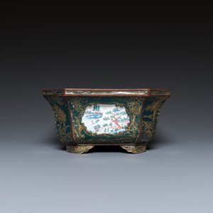 Jardinière en émaux de Canton à décor doré sur fond vert foncé et quatre plaques intégrées, Chine, Qianlong/Jiaqing — photo 3