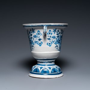 Jardinière en faïence de Delft en bleu et blanc à décor de vases floraux, 18ème — photo 5