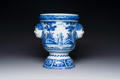Jardinière en faïence de Delft en bleu et blanc représentant Willibrord d'Utrecht et Jean le Baptiste, 18ème