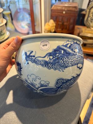 Jardinière en porcelaine de Chine en bleu et blanc à décor de dragon et de carpe, 19ème — photo 1