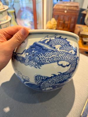 Jardinière en porcelaine de Chine en bleu et blanc à décor de dragon et de carpe, 19ème — photo 2