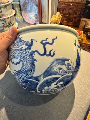 Jardinière en porcelaine de Chine en bleu et blanc à décor de dragon et de carpe, 19ème — photo 3