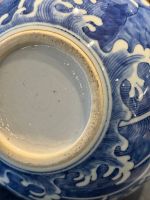 Jardinière en porcelaine de Chine en bleu et blanc à décor de dragon et de carpe, 19ème — photo 9