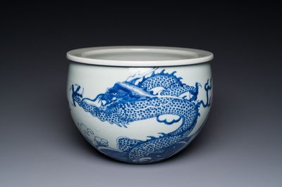 Jardinière en porcelaine de Chine en bleu et blanc à décor de dragon et de carpe, 19ème