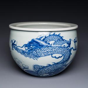 Jardinière en porcelaine de Chine en bleu et blanc à décor de dragon et de carpe, 19ème — photo 1