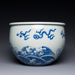 Jardinière en porcelaine de Chine en bleu et blanc à décor de dragon et de carpe, 19ème — photo 3