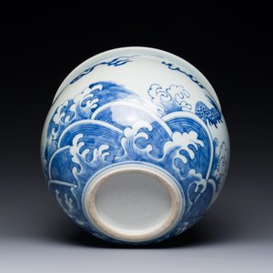 Jardinière en porcelaine de Chine en bleu et blanc à décor de dragon et de carpe, 19ème — photo 4