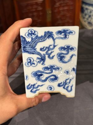 Jardinière en porcelaine de Chine en bleu et blanc à décor de dragons, Guangxu — photo 4