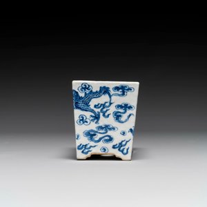 Jardinière en porcelaine de Chine en bleu et blanc à décor de dragons, Guangxu — photo 2