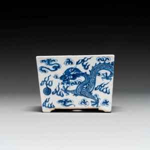 Jardinière en porcelaine de Chine en bleu et blanc à décor de dragons, Guangxu — photo 3
