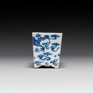 Jardinière en porcelaine de Chine en bleu et blanc à décor de dragons, Guangxu — photo 4