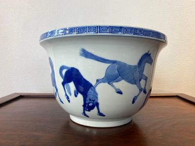 Jardinière en porcelaine de Chine en bleu et blanc à décor de 'Huit chevaux de Mu Wang', marque de Kangxi, 19/20ème — photo 1