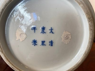 Jardinière en porcelaine de Chine en bleu et blanc à décor de 'Huit chevaux de Mu Wang', marque de Kangxi, 19/20ème — photo 8