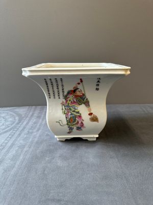 Jardinière en porcelaine de Chine famille rose à décor 'Wu Shuang Pu', marque de Qianlong, République — photo 2
