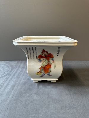 Jardinière en porcelaine de Chine famille rose à décor 'Wu Shuang Pu', marque de Qianlong, République — photo 3