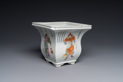 Jardinière en porcelaine de Chine famille rose à décor 'Wu Shuang Pu', marque de Qianlong, République