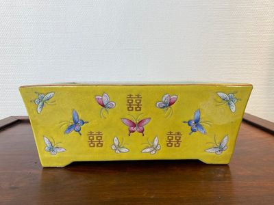 Jardinière en porcelaine de Chine famille rose à fond jaune, marque et époque de Guangxu — photo 1