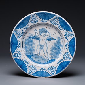 Joli plat en majolique en bleu et blanc à décor d'un chérubin ailé, Pays-Bas, probablement Harlingen, 2ème moitié du 17ème — photo 1