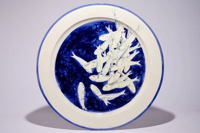 Joost Gevaert: Un très grand plat rond à décor de poissons sur un fond bleu, vers 2013