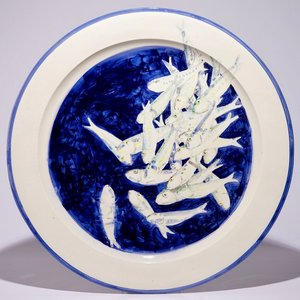 Joost Gevaert: Un très grand plat rond à décor de poissons sur un fond bleu, vers 2013 — photo 1