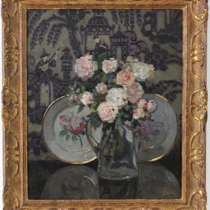 Jules Alexandre Grün (1868-1934), A still life with flowers and chinoiserie wallpaper — 照片 1