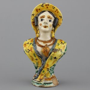 Kan in Zuid-Italiaanse majolica in de vorm van een dame, 18e eeuw — foto 1
