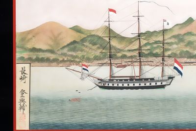 Kawahara Keiga 川原慶賀 (Japan, 1786-1860): 'Two Dutch Vessels Anchored off Deshima Harbour', gouache on silk, seal mark, 19th C. — foto 3