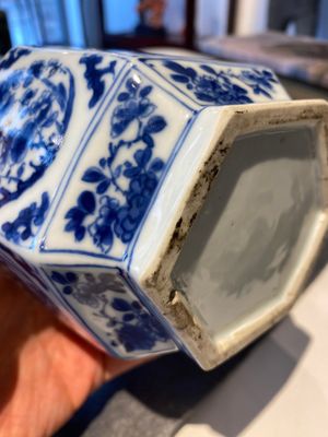 Kendi de forme hexagonale et son couvercle en porcelaine de Chine en bleu et blanc, Kangxi — photo 13