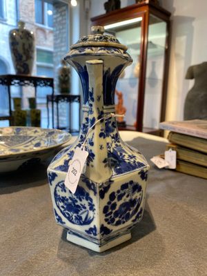 Kendi de forme hexagonale et son couvercle en porcelaine de Chine en bleu et blanc, Kangxi — photo 2