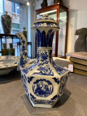 Kendi de forme hexagonale et son couvercle en porcelaine de Chine en bleu et blanc, Kangxi — photo 3