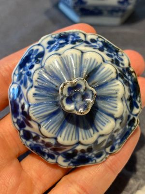 Kendi de forme hexagonale et son couvercle en porcelaine de Chine en bleu et blanc, Kangxi — photo 6