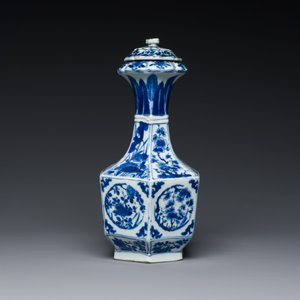 Kendi de forme hexagonale et son couvercle en porcelaine de Chine en bleu et blanc, Kangxi — photo 3