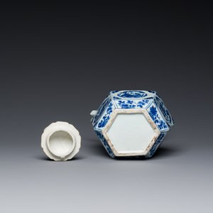 Kendi de forme hexagonale et son couvercle en porcelaine de Chine en bleu et blanc, Kangxi — photo 7