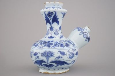 Kendi en faïence de Delft, bleu et blanc avec chinoiserie, fin 17e