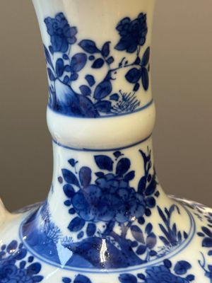 Kendi en porcelaine de Chine en bleu et blanc à décor floral, Kangxi — photo 6